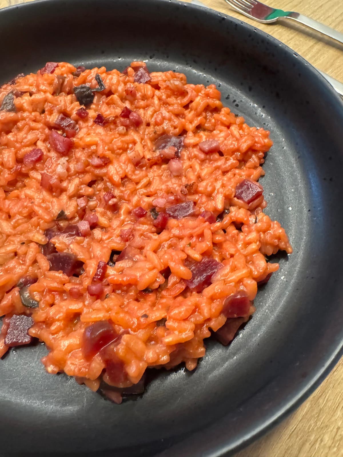 Risotto barbabietola e speck Bimby, rosso vivo e senza vino