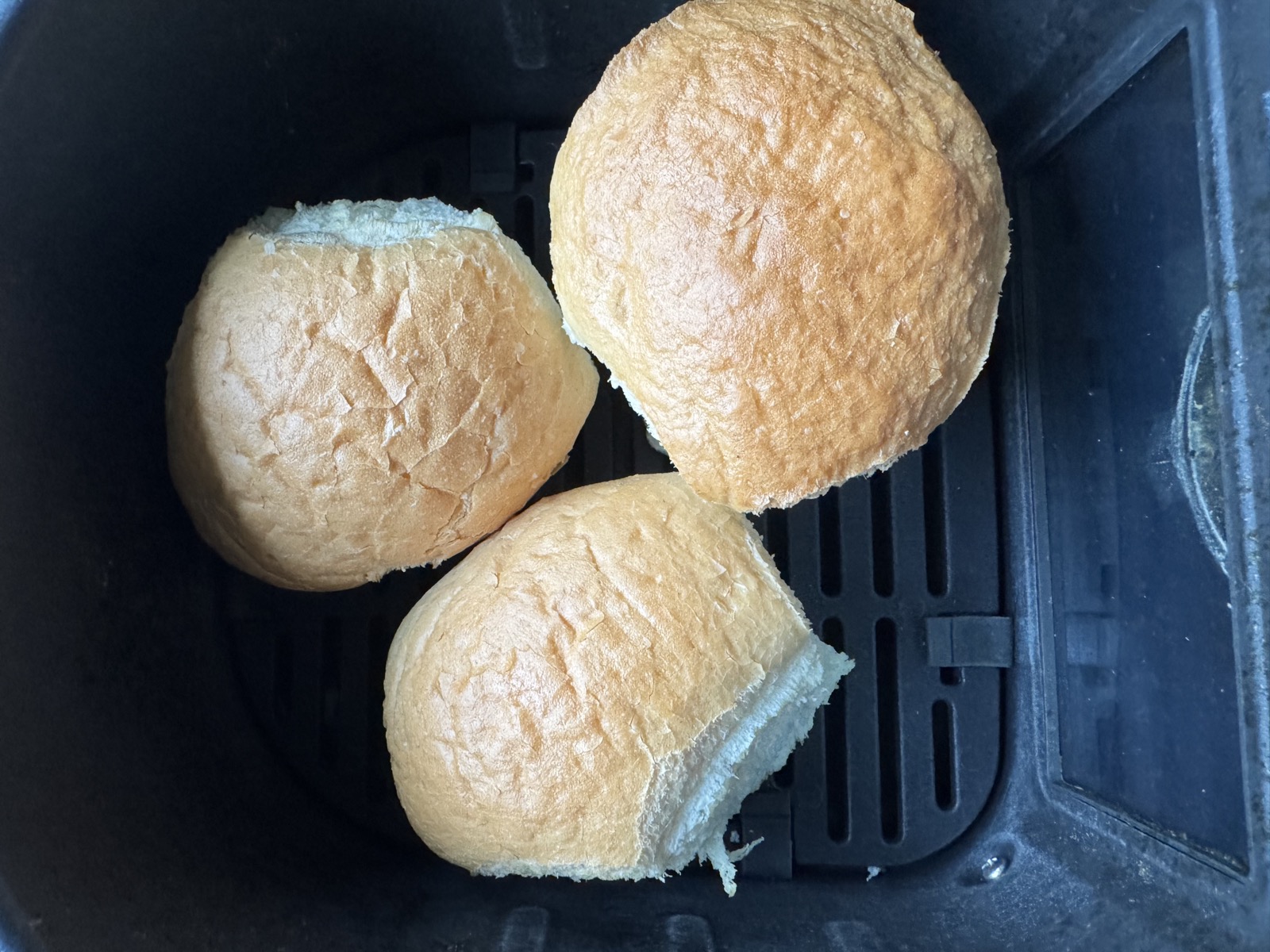 Panini nel cestello della friggitrice ad aria
