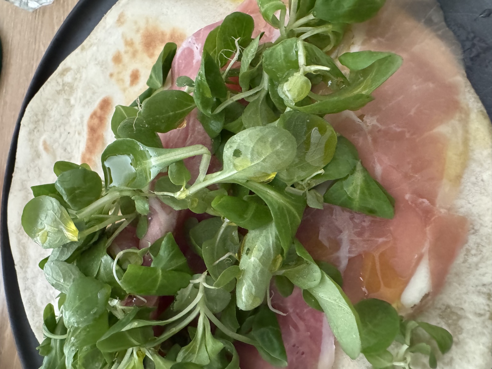Piadina farcita con prosciutto crudo e valeriana