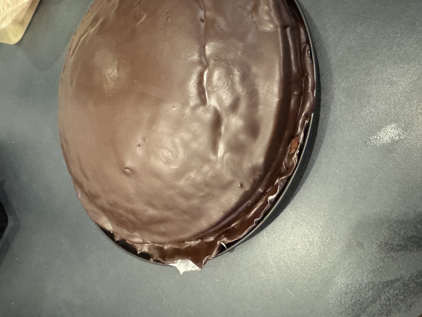 Torta Sacher intera con la glassa lucida